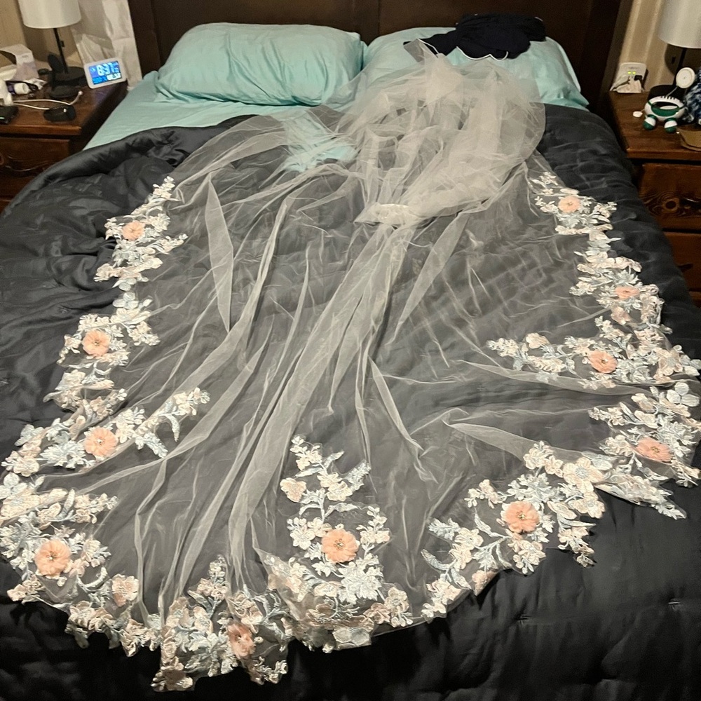 Elegant Floral Embroidered Veil